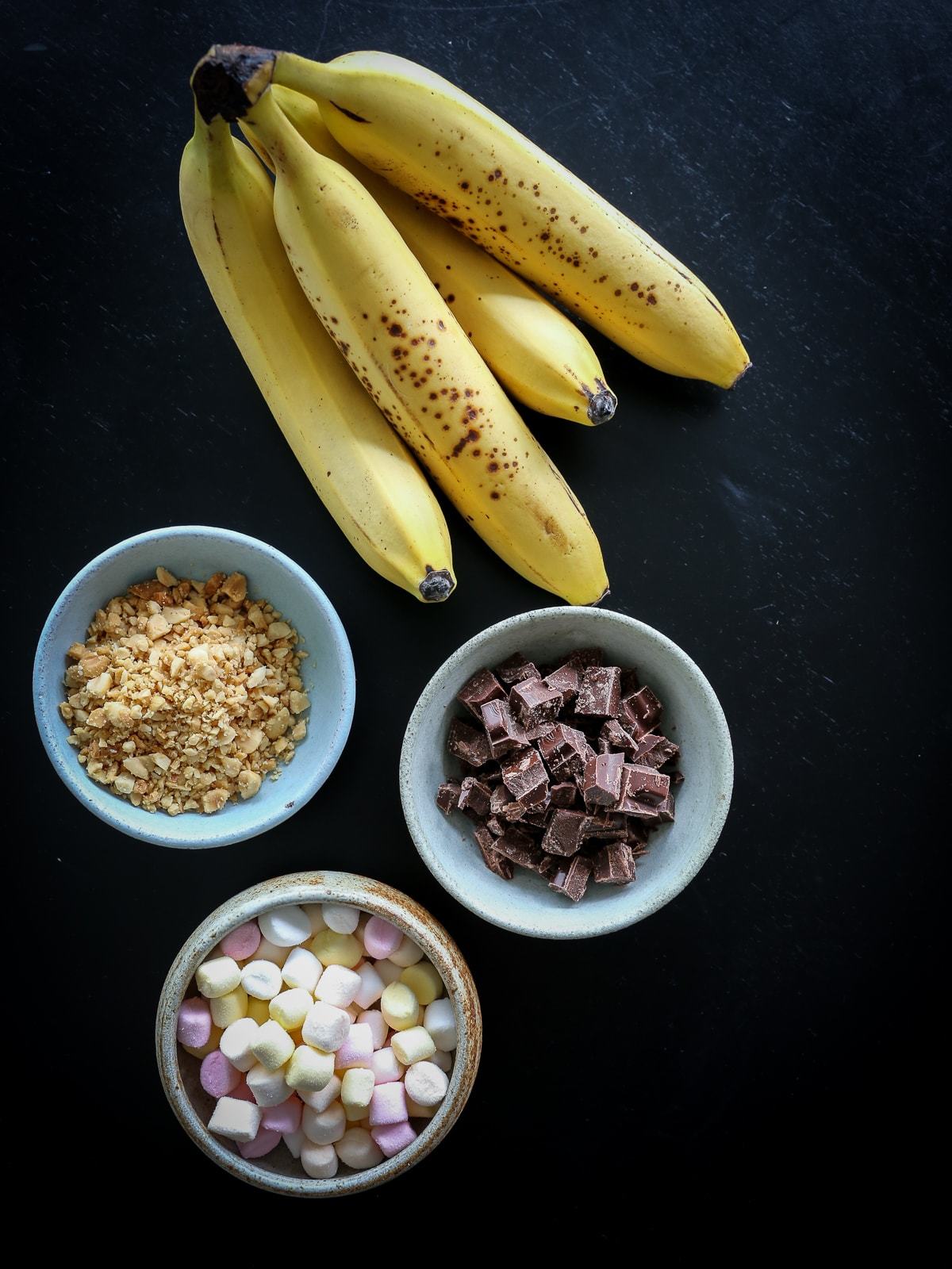 Grillede bananer chokolade, skumfiduser og peanuts -